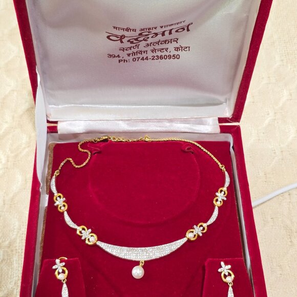 Delicate Indian Design Faux Pearl Rhinestone Gold Wedding Necklace Earrings Set - Picture 10 of 13